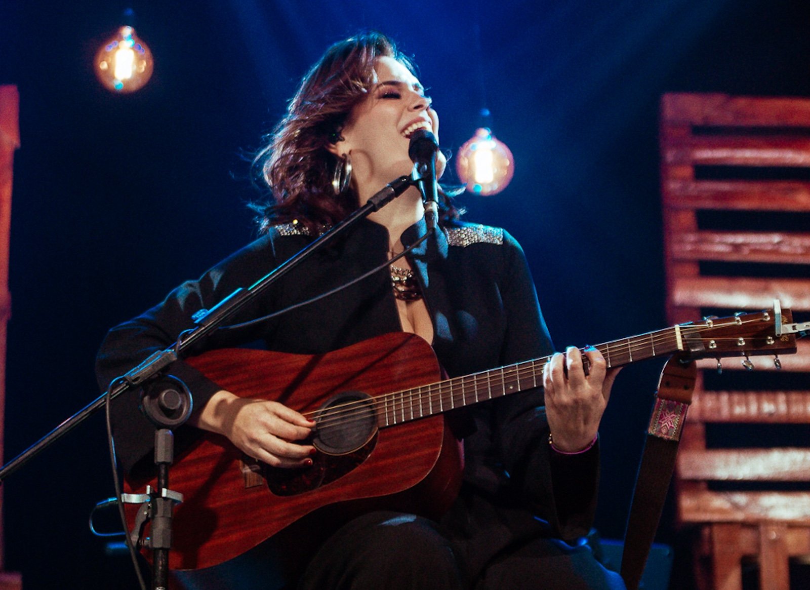 Daniela Firme lança single autoral “A Vida É Agora” com produção de Dudu Marote