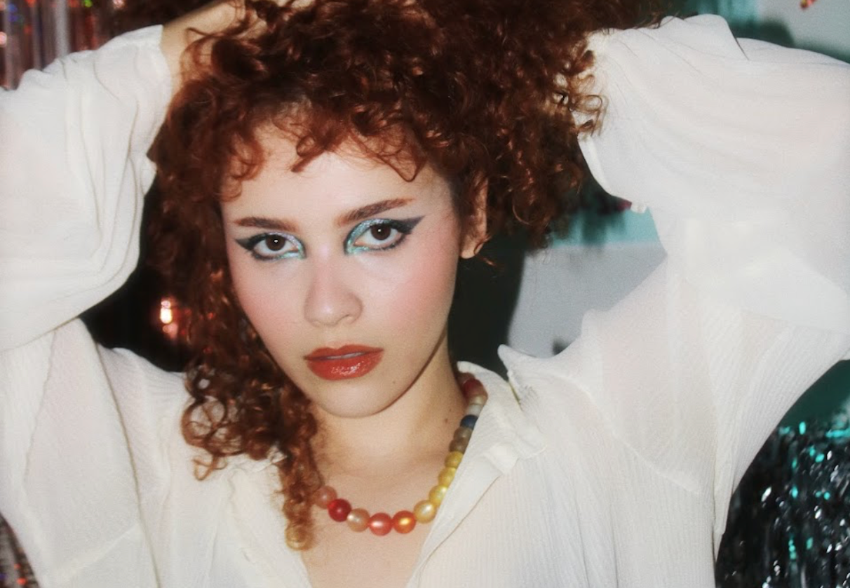 Conheça mais sobre a carreira de uma das grandes apostas da música brasileira: Carol Juno