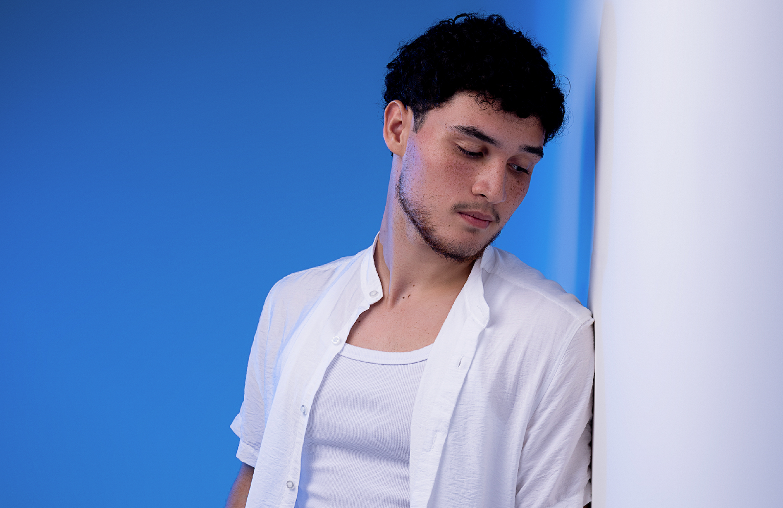 Entrevista | Dawid comenta viralização, comunidade geek e o impacto emocional de “Vilão”