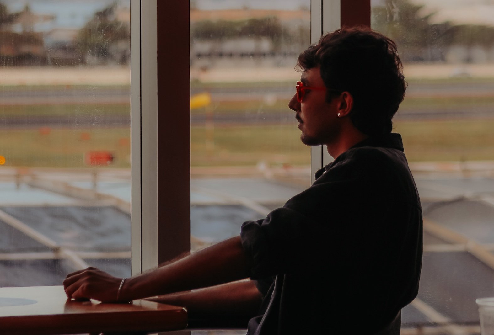 Entrevista | De encontros intensos à identidade musical, Relvas fala sobre “Aonde Você Mora”