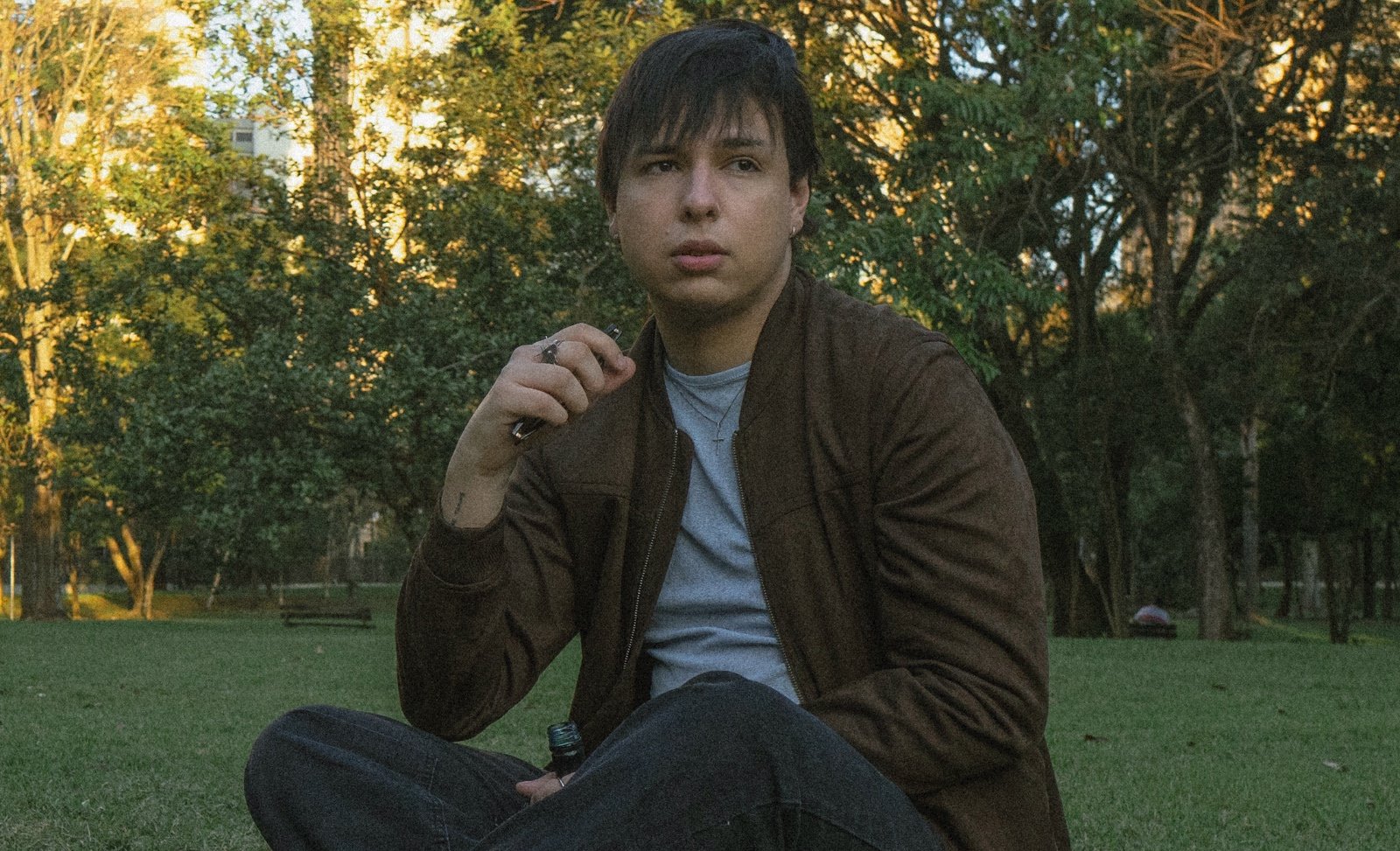Entrevista: DIMAS fala sobre Kid Abelha, memórias de São Paulo e o processo por trás de “cinema tropical”