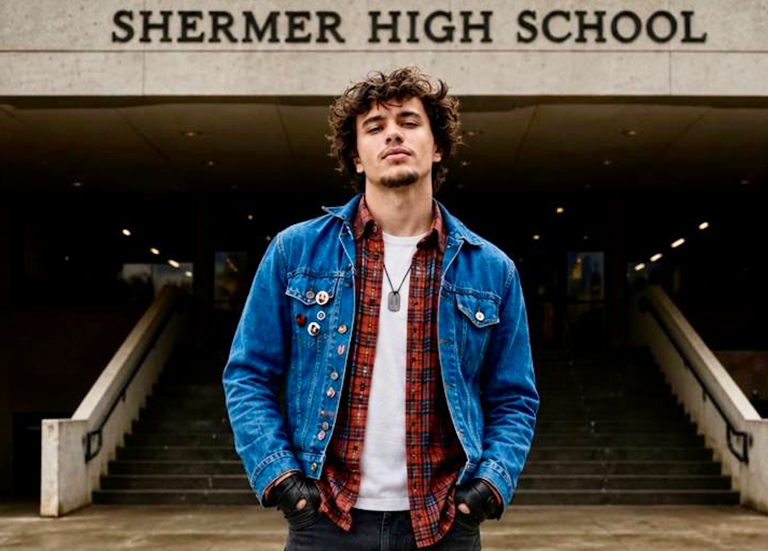 Anos após viralizar com “Carioca Girls”, Max Lewis lança clipe de “Don’t You (Forget About Me)” feito com IA