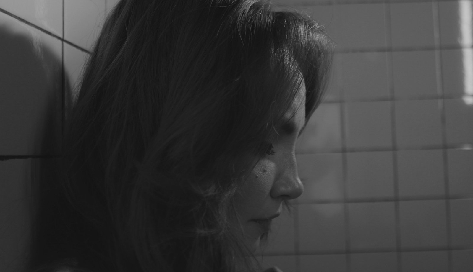 De um desabafo em 5 minutos à cura: Nathalia Bacci lança a visceral “Cartas”